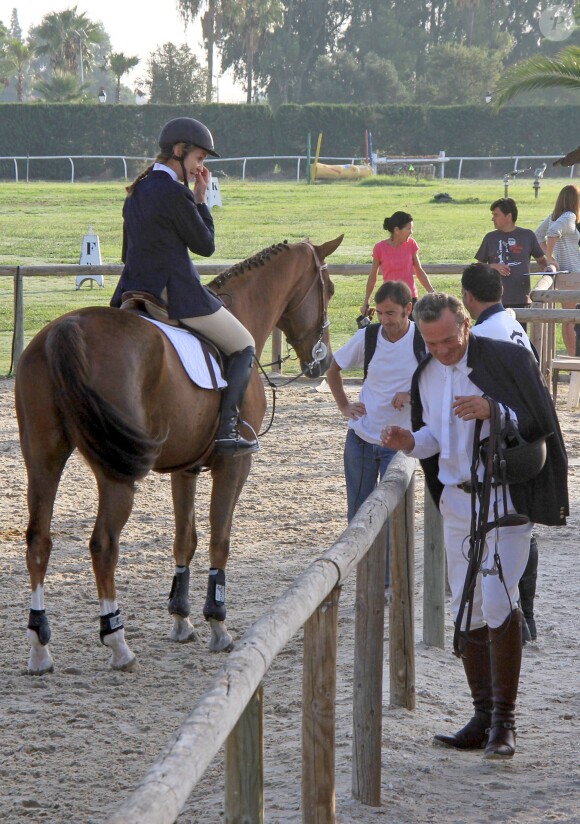 L'infante Elena d'Espagne a reçu les félicitations, après un passage sans faute sur son cheval Quant, de son ami intime et ex-compagnon Luis Astolfi lors du jumping II Ruta Via de la Plata au Club Royal La Pinède à Séville le 5 octobre 2014. 