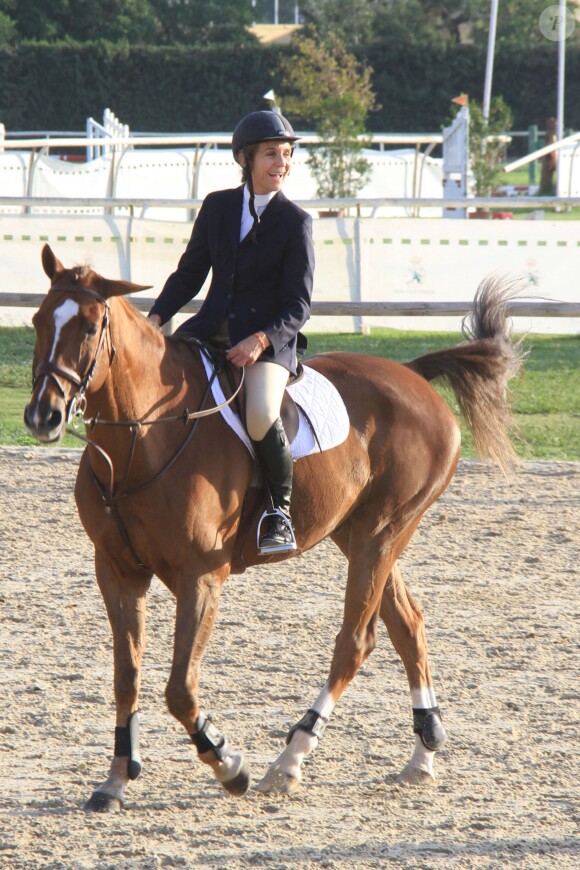 L'infante Elena d'Espagne fière après un passage sans faute sur son cheval Quant lors du jumping II Ruta Via de la Plata au Club Royal La Pinède à Séville le 5 octobre 2014. 