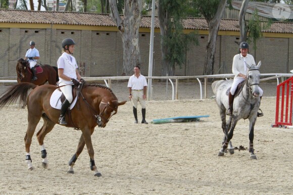 L'infante Elena d'Espagne, sur Quant, et son ami intime et ex-compagnon Luis Astolfi lors du jumping II Ruta Via de la Plata au Club Royal La Pinède à Séville le 4 octobre 2014. 