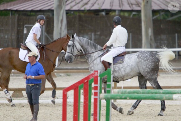 L'infante Elena d'Espagne, sur Quant, et son ami intime et ex-compagnon Luis Astolfi lors du jumping II Ruta Via de la Plata au Club Royal La Pinède à Séville le 4 octobre 2014. 