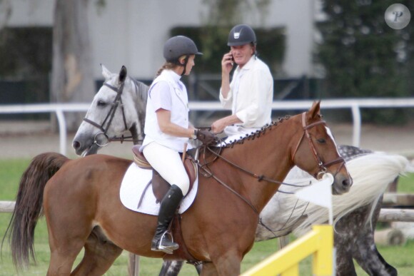 L'infante Elena d'Espagne, sur Quant, et son ami intime et ex-compagnon Luis Astolfi lors du jumping II Ruta Via de la Plata au Club Royal La Pinède à Séville le 4 octobre 2014. 