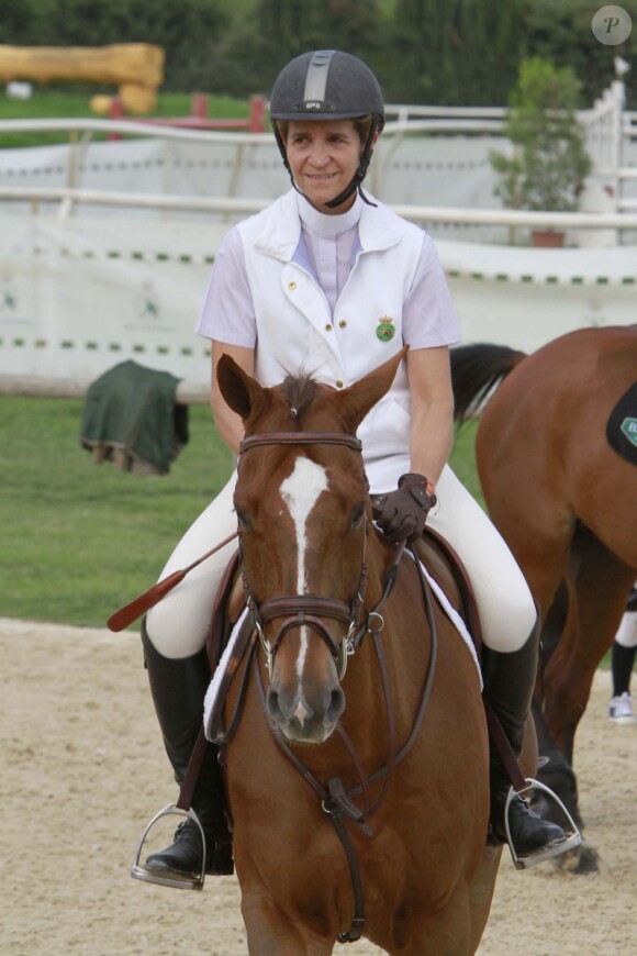 L'infante Elena d'Espagne était en compétition sur son cheval Quant lors du jumping II Ruta Via de la Plata au Club Royal La Pinède à Séville le 5 octobre 2014. 