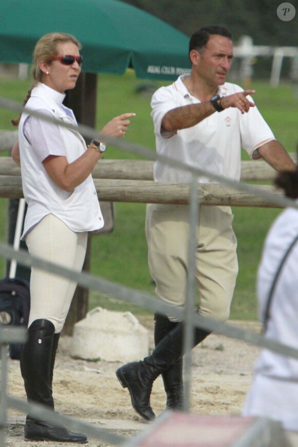 L'infante Elena d'Espagne était en compétition sur son cheval Quant lors du jumping II Ruta Via de la Plata au Club Royal La Pinède à Séville le 4 octobre 2014. 