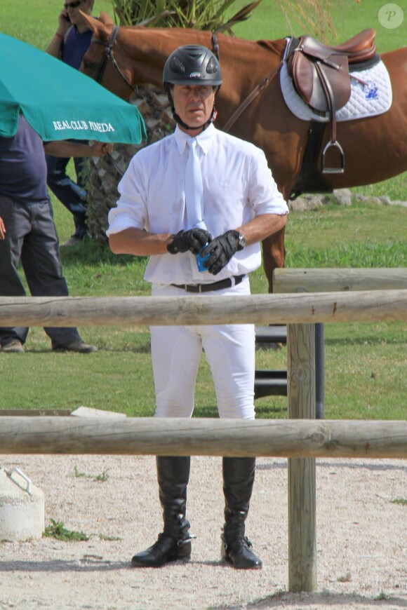 Cayetano Martínez de Irujo y Fitz-James Stuart, 13e comte de Salvatierra, lors du jumping de la compétition hippique II Ruta Via de la Plata. Sa mère Cayetana, duchesse d'Albe, était dans le public avec son mari Alfonso Diez au Club Royal La Pinède à Séville le 5 octobre 2014