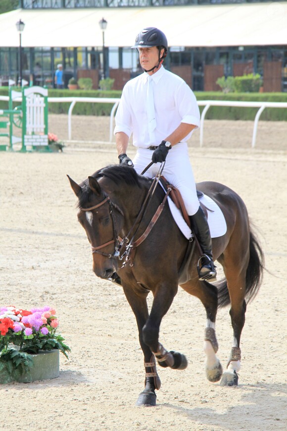 Cayetano Martínez de Irujo y Fitz-James Stuart, 13e comte de Salvatierra, lors du jumping de la compétition hippique II Ruta Via de la Plata. Sa mère Cayetana, duchesse d'Albe, était dans le public avec son mari Alfonso Diez au Club Royal La Pinède à Séville le 5 octobre 2014