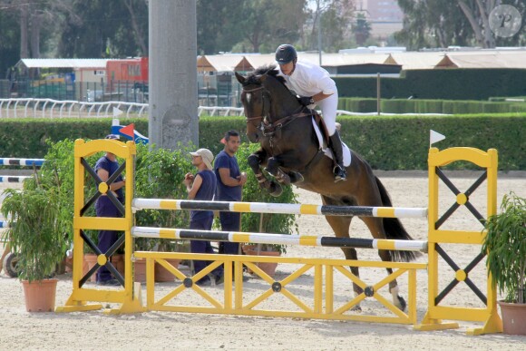 Cayetano Martínez de Irujo y Fitz-James Stuart, 13e comte de Salvatierra, lors du jumping de la compétition hippique II Ruta Via de la Plata. Sa mère Cayetana, duchesse d'Albe, était dans le public avec son mari Alfonso Diez au Club Royal La Pinède à Séville le 5 octobre 2014