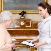 Angelina Jolie a été décorée du titre de Dame grand-croix de l'ordre de St Michael et St George pour son engagement contre les violences faites aux femmes en temps de guerre, la plus haute distinction civile du Royaume-Uni, au palais de Buckingham à Londres, le 10 octobre 2014