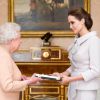 Angelina Jolie a été décorée du titre de Dame grand-croix de l'ordre de St Michael et St George pour son engagement contre les violences faites aux femmes en temps de guerre, la plus haute distinction civile du Royaume-Uni, au palais de Buckingham à Londres, le 10 octobre 2014