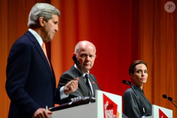 Angelina Jolie, John F. Kerry et William Hague au Global Summit To End Sexual Violence In Conflict à Londres le 13 juin 2014.