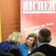 Valérie Trierweiler à la rencontre de ses lecteurs lors d'une dédicace pour son livre "Merci pour ce moment" à la librairie Richer à Angers, le 10 octobre 2014