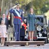 Le roi Felipe VI, la reine Letizia d'Espagne et leurs filles les princesses Leonor et Sofia, lors de l'hommage au drapeau à l'occasion de la fête nationale espagnole, à Madrid, le 12 octobre 2014.