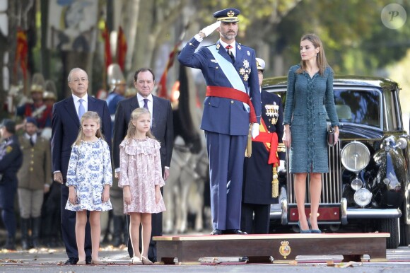 Le roi Felipe VI, la reine Letizia d'Espagne et leurs filles les princesses Leonor et Sofia, lors de l'hommage au drapeau à l'occasion de la fête nationale espagnole, à Madrid, le 12 octobre 2014.