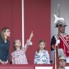 Le roi Felipe VI d'Espagne, la reine Letizia et leurs filles les princesses Leonor et Sofia d'Espagne dans la tribune officielle lors de la parade militaire à l'occasion de la fête nationale espagnole, à Madrid, le 12 octobre 2014.