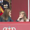 Le roi Felipe VI d'Espagne, la reine Letizia et leurs filles les princesses Leonor et Sofia d'Espagne dans la tribune officielle lors de la parade militaire à l'occasion de la fête nationale espagnole, à Madrid, le 12 octobre 2014.