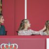 La princesse Leonor intriguée par le coiffure de sa soeur Sofia... Le roi Felipe VI d'Espagne, entouré de sa femme la reine Letizia et de leurs filles Leonor, princesse des Asturies, et Sofia, présidait pour la première fois de son règne les célébrations de la Fête nationale espagnole, le 12 octobre 2014 à Madrid.