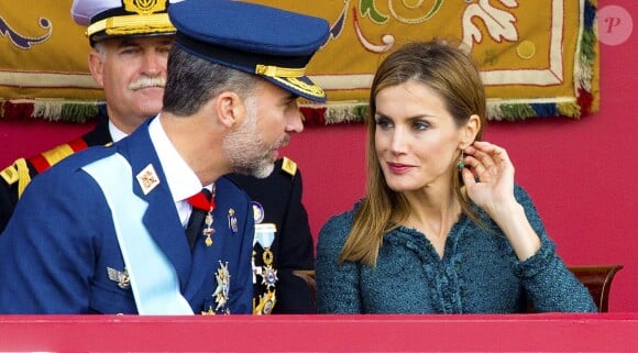 Le roi Felipe VI d'Espagne, avec sa femme la reine Letizia, présidait pour la première fois de son règne les célébrations de la Fête nationale espagnole, le 12 octobre 2014 à Madrid.