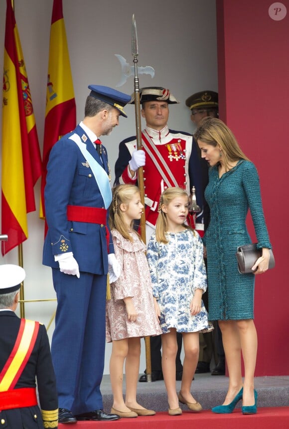Le roi Felipe VI d'Espagne, entouré de sa femme la reine Letizia et de leurs filles Leonor, princesse des Asturies, et Sofia, présidait pour la première fois de son règne les célébrations de la Fête nationale espagnole, le 12 octobre 2014 à Madrid.