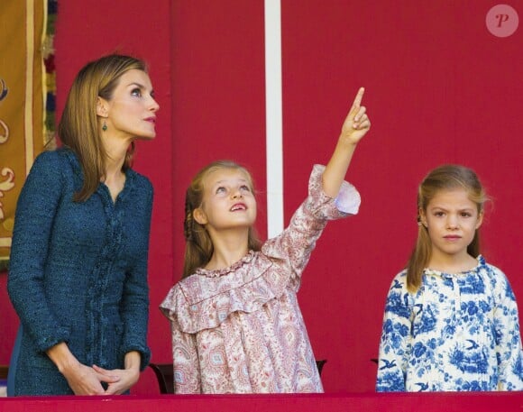 Le roi Felipe VI d'Espagne, entouré de sa femme la reine Letizia et de leurs filles Leonor, princesse des Asturies, intriguée par la parade aérienne, et Sofia, présidait pour la première fois de son règne les célébrations de la Fête nationale espagnole, le 12 octobre 2014 à Madrid.
