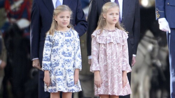 Letizia et Felipe VI d'Espagne: 1re Fête nationale de Leonor et Sofia, curieuses