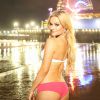 Caitlin O'Connor en plein shooting de nuit et en bikini à Los Angeles le 6 octobre 2014, avec en toile de fond la fête foraine permanente de Santa Monica.