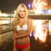 Caitlin O'Connor en shooting de nuit et en bikini à Los Angeles le 6 octobre 2014, avec en toile de fond la fête foraine permanente de Santa Monica.