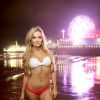 Caitlin O'Connor en plein shooting de nuit et en bikini à Los Angeles le 6 octobre 2014, avec en toile de fond la fête foraine permanente de Santa Monica.