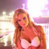 Caitlin O'Connor en plein shooting de nuit et en bikini à Los Angeles le 6 octobre 2014, avec en toile de fond la fête foraine permanente de Santa Monica.