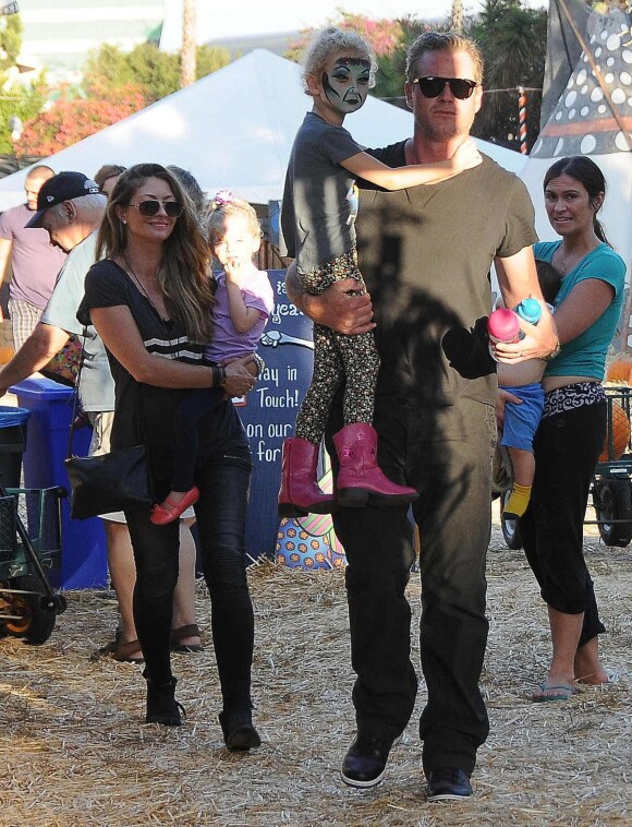 Rebecca Gayheart et Eric Dane avec leurs filles à "Mr. Bones Pumpkin Patch" à West Hollywood. Le 13 octobre 2014.