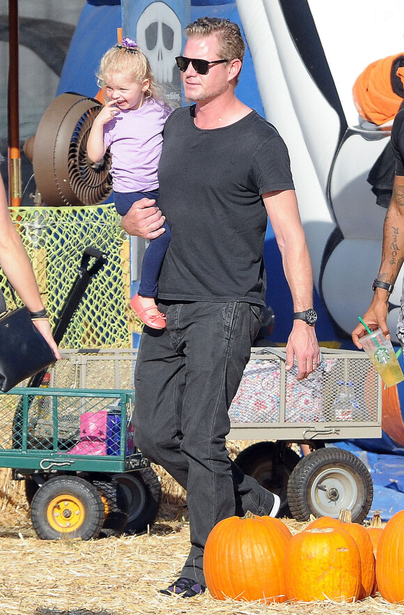 Eric Dane passe la journée avec sa femme Rebecca et leurs filles Billie et Georgia à "Mr. Bones Pumpkin Patch" à West Hollywood. Le 13 octobre 2014.