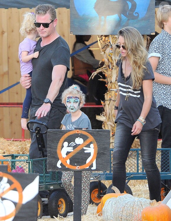 Rebecca Gayheart et Eric Dane passent la journée avec leurs filles Billie et Georgia à "Mr. Bones Pumpkin Patch" à West Hollywood. Le 13 octobre 2014.