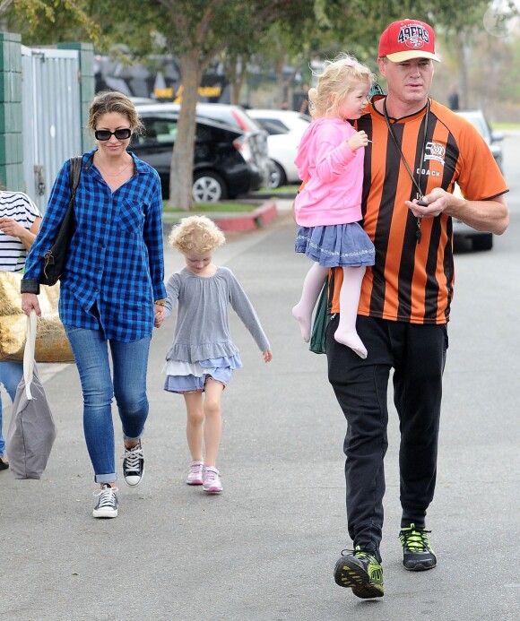Rebecca Gayheart et son mari Eric Dane se rendent au parc avec leurs filles Billie et Georgia à Los Angeles, le 11 octobre 2014. 