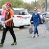 Rebecca Gayheart et son mari Eric Dane se rendent au parc avec leurs filles Billie et Georgia à Los Angeles, le 11 octobre 2014. 