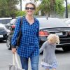 Rebecca Gayheart et son mari Eric Dane se rendent au parc avec leurs filles Billie et Georgia à Los Angeles, le 11 octobre 2014. 