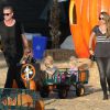 Rebecca Gayheart et Eric Dane passent la journée avec leurs filles Billie et Georgia à "Mr. Bones Pumpkin Patch" à West Hollywood. Le 13 octobre 2014.