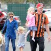 Rebecca Gayheart et son mari Eric Dane se rendent au parc avec leurs filles Billie et Georgia à Los Angeles, le 11 octobre 2014. 