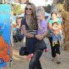 Rebecca Gayheart et Eric Dane passent la journée avec leurs filles Billie et Georgia à "Mr. Bones Pumpkin Patch" à West Hollywood. Le 13 octobre 2014.