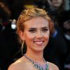 Scarlett Johansson rayonne grâce à son colier Bulgari aux pierres précieuses colorées