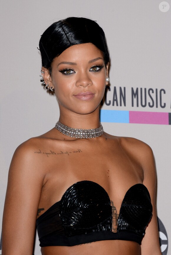 Rihanna dépoussière la parure classique avec des bijoux modernes