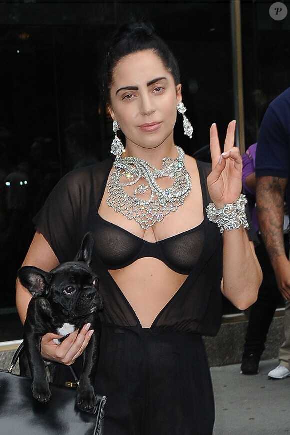Lady Gaga pousse son excentricité jusqu'à ses bijoux