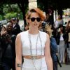 Kristen Stewart adopte une parure de bijoux ethniques et fashion au défilé Chanel