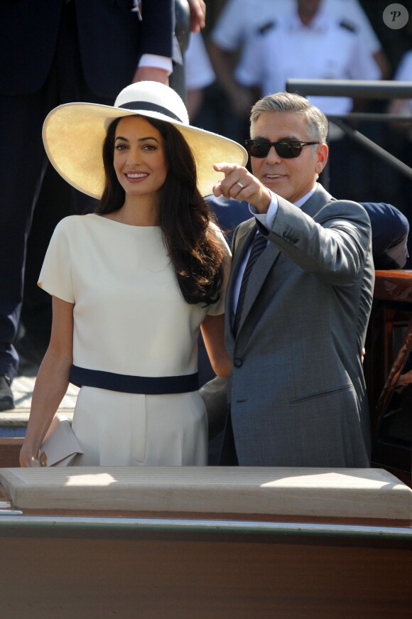 George Clooney et sa femme Amal Alamuddin quittent le palais de Ca Farsetti à Venise, le 29 septembre 2014 après leur mariage civil à la mairie de Venise qui a officialisé la cérémonie de samedi soir.