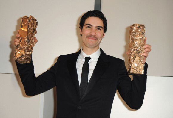 Tahar Rahim et ses deux prix à l'issue de la cérémonie des César à Paris, le 27 février 2010.