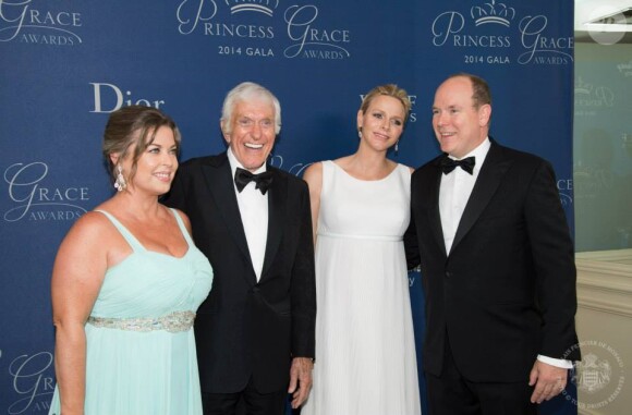 La princesse Charlene de Monaco, enceinte de jumeaux et le prince Albert posant avec Dick Van Dyke, lauréat des 30e Princess Grace Awards, le 8 octobre 2014 à Los Angeles.