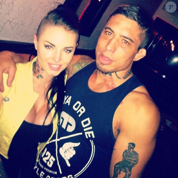 Christy Mack, star montante du X, a été gravement battue en août 2014 par son boyfriend War Machine (Jonathan Koppenhaver). Habitué des condamnations pour violences, il est en cavale et recherché par la police.