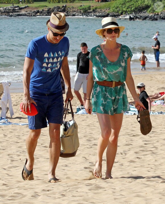 Candice Accola et son fiancé Joe King sur une plage de Hawaii, le 15 avril 2014  'The Vampire Diaries' actress Candice Accola and fiance Joe King enjoying a day on the beach in Maui, Hawaii on April 15, 201415/04/2014 - Hawaii