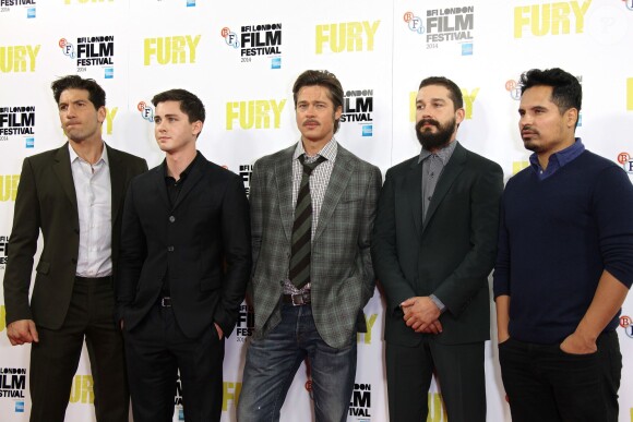 Jon Bernthal, Logan Lerman, Brad Pitt, Shia LaBeouf et Michael Pena lors du photocall du film Fury le 19 octobre 2014 à Londres