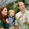  Kate Middleton, le prince William et le prince George de Cambridge le 2 juillet 2014 au Museum d'histoire naturelle de Londres. Les photos de leur visite ont été révélées pour le 1er anniversaire de George. 