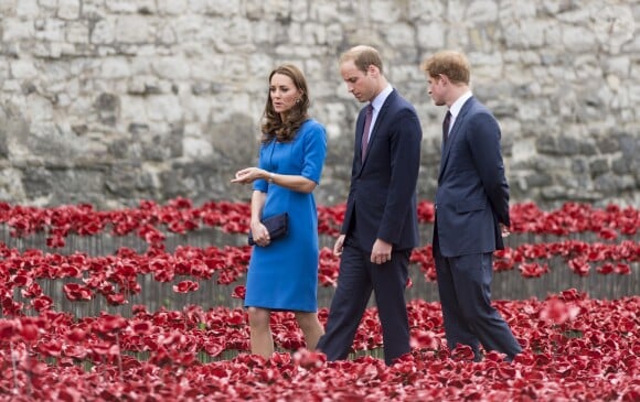 Kate Middleton avec William et Harry le 5 août 2014 à la Tour de Londres. Sa dernière mission officielle avant l'annonce de sa seconde grossesse et une série d'annulations...