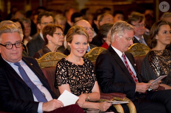 Le roi Philippe et la reine Mathilde de Belgique entourés du prince Laurent et de la princesse Claire au concert d'automne au palais royal, le 15 octobre 2014 à Bruxelles.