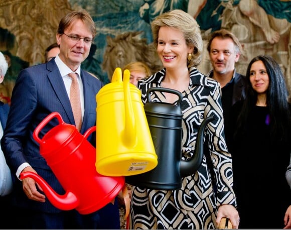 La reine Mathilde de Belgique visite l'exposition The Power of Object(s) à l'ING Espace culturel à Bruxelles, le 16 octobre 2014.